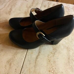 Softi Miranda shoes size 9med  black gold buckle leather outside and insoles